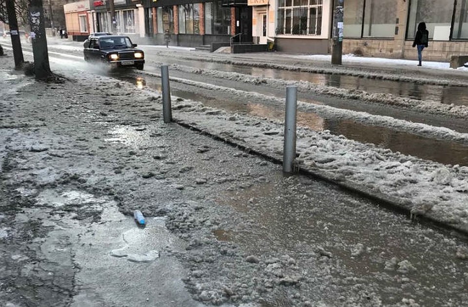 Так течет вода у дома № 12 на улице Хользунова.