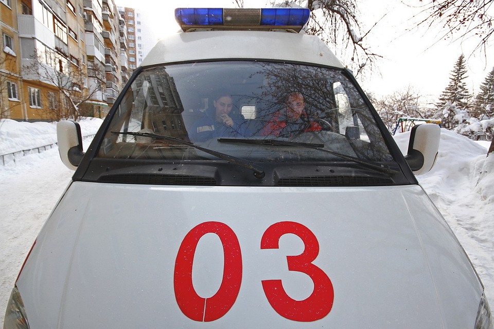Пострадавшего в аварии школьника доставили в больницу, с ним работают медики.
