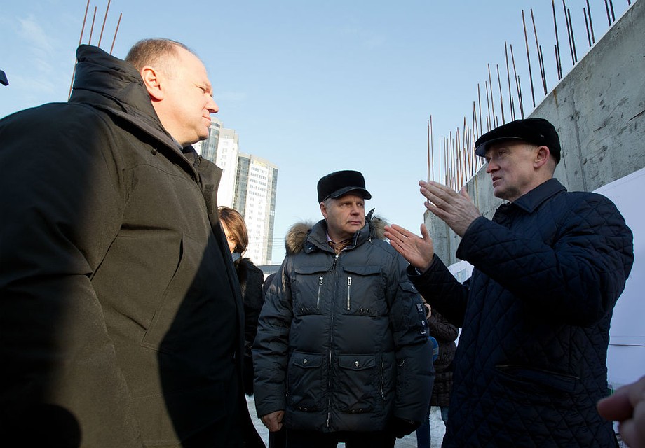 Губернатор Борис Дубровский и полпред президента Николай Цуканов на стройплощадке конгресс-холла «Таганай». Фото: gubernator74.ru