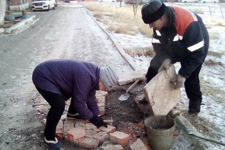 Пенсионерка Вера Семенова заделывает дыру в асфальте. Фото: соцсети.