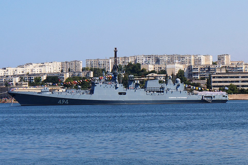 Морозы не страшны для боевых кораблей.