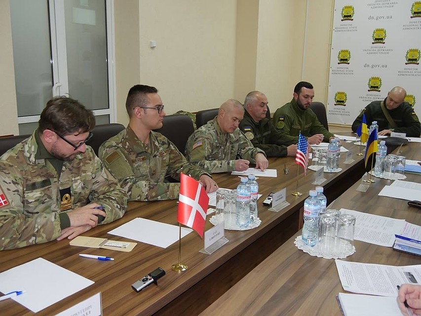 Американские военные изучают боевой потенциал ВСУ в Донбассе. Фото: Фейсбук/Игорь СТОКОЗ