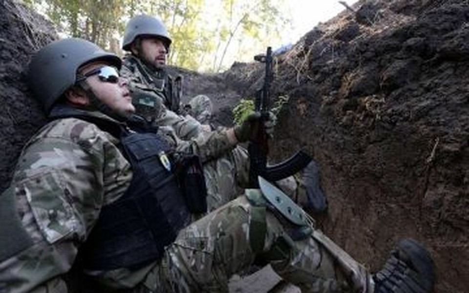 Солдаты ВСУ не хотят умирать во имя бредовых идей Порошенко. Фото: peoplesproject.com