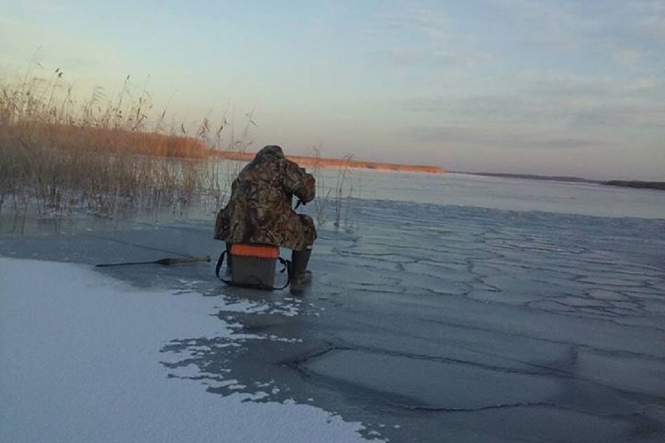 В Псковской области введен запрет выхода на лед Псковского, Теплого и Чудского озер, но 1 декабря это не остановило рыбаков. Фото: Андрей ТАРАСОВ.