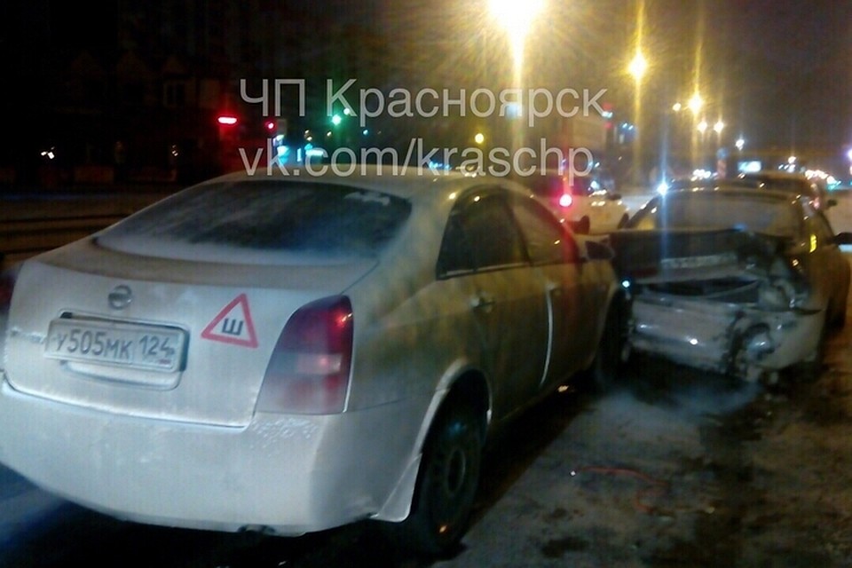 В Красноярске пьяная женщина устроила массовую аварию и сбежала, прихватит ребенка. Фото: "ЧП-Красноярск"