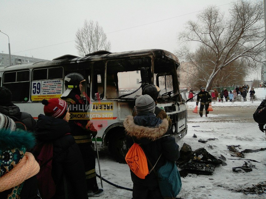 В Омске на улице загорелся автобус