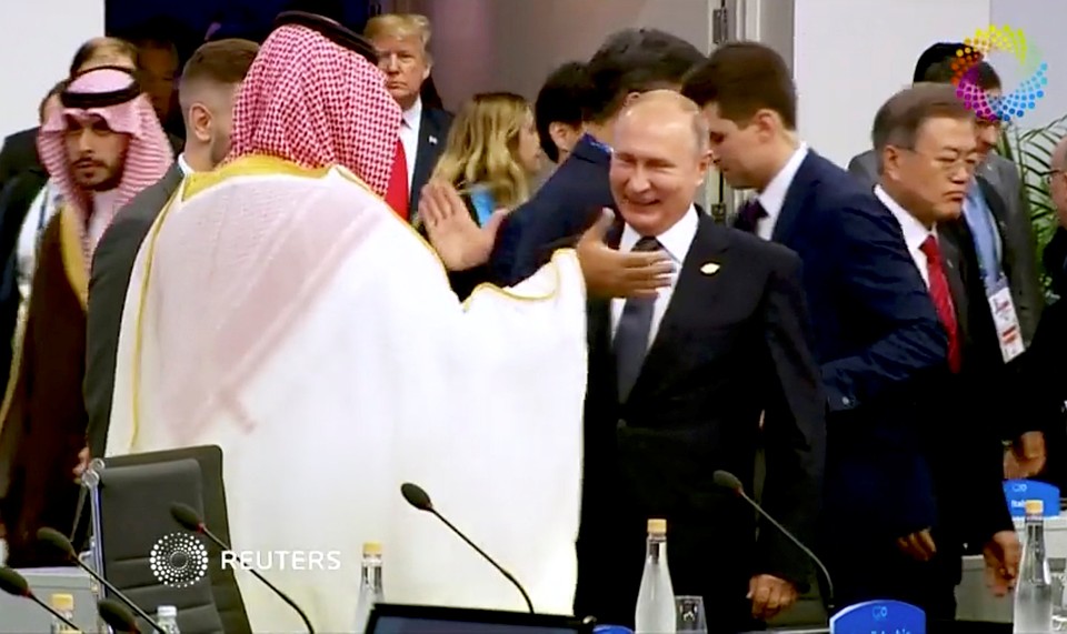 Рукопожатие президента РФ Владимира Путина и наследного принца Саудовской Аравии Мухаммеда бен Сальмана Аль Сауда.