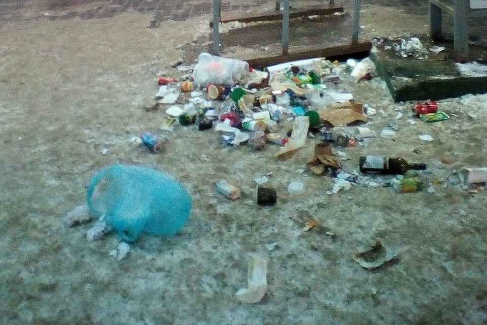 Урны увезли, а мусор оставили. Фото: Юрий МАКАРОВ vk.com/zlo43