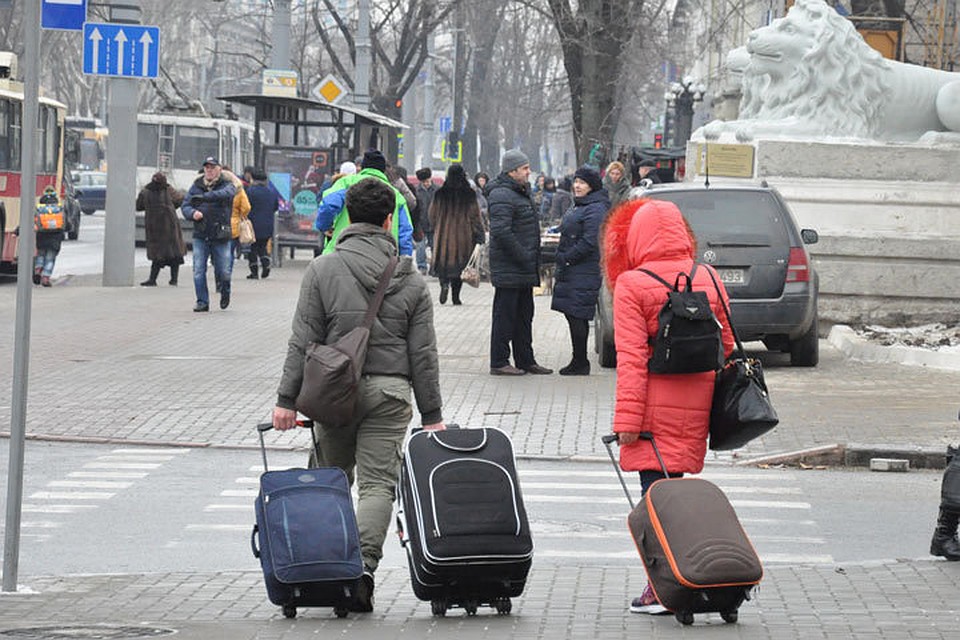 Наша страна не процветает, поэтому многие уезжают за кордон.