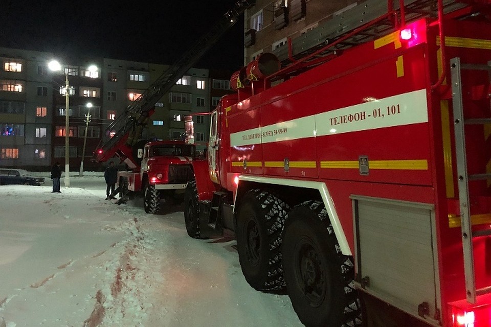 Спасатели вывели из огня мать с ребенком на пожаре в Братске, всего эвакуировано 45 человек. Фото: пресс-служба ГУ МЧС по Иркутской области.