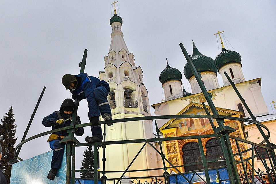 На Советской площади в Ярославле начали устанавливать главную новогоднюю елку.