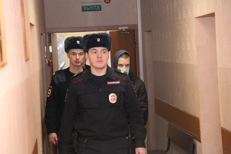 Леонид снова пришел на заседание в маске