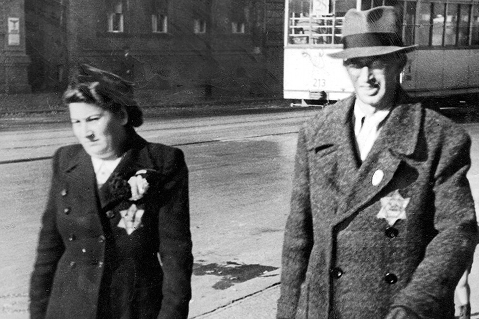Знали ли вы, например, что евреям в начале германского фашизма можно было пользоваться городским транспортом только 2 раза в день и только по будням?