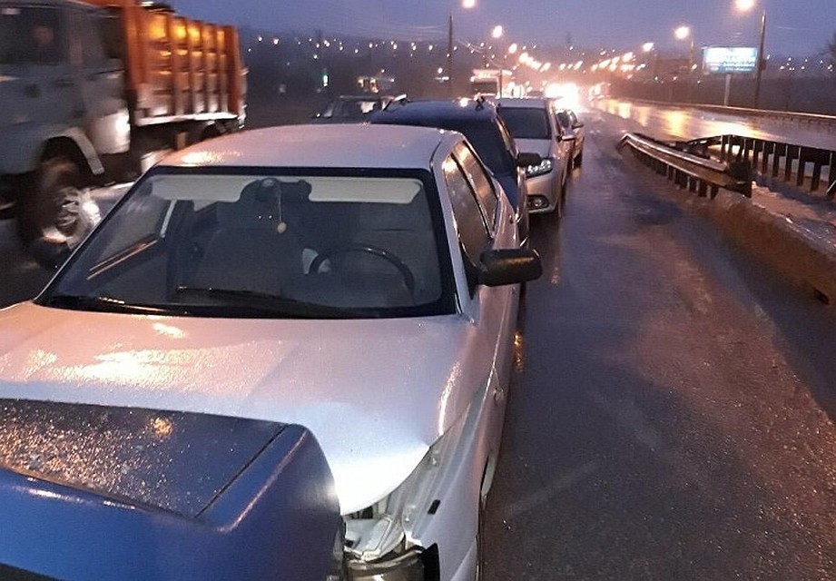 Утром на мосту в Красноармейском районе паровозиком сложились девять машин.