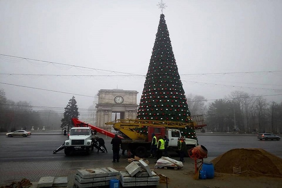 Новогоднюю елку уже установили в центре Кишинева. (Фото: Вадим Путинцев).