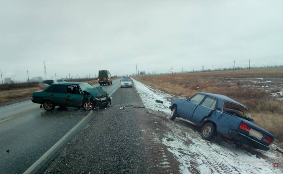 Два ВАЗа столкнулись на астраханской трассе.