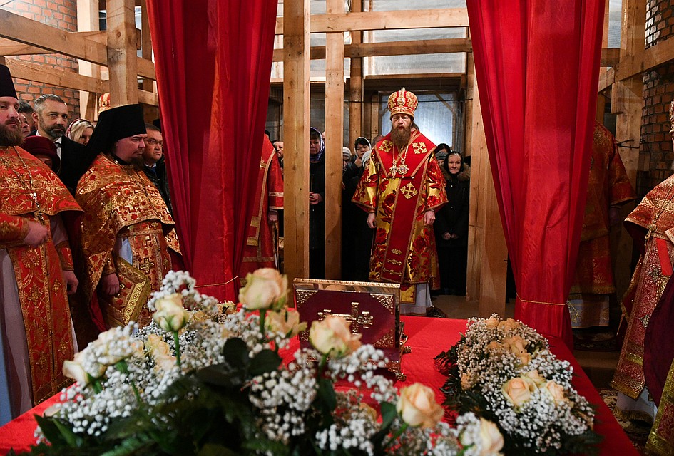 Божественную литургию провели в восстанавливаемом Спасо-Преображенском соборе Фото: областное правительство