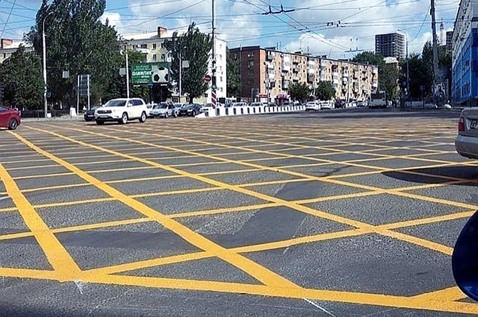 Такая разметка призвана дисциплинировать водителей. Фото: ВК, паблик "Это Ростов-на-Дону!" / Никита Однороб