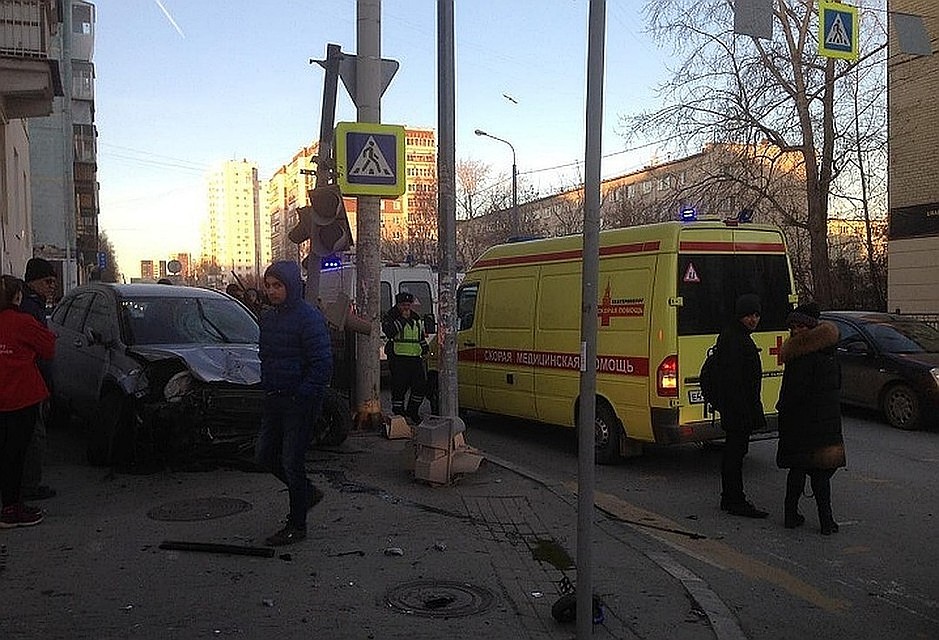 Под колесами внедорожника оказались три человека. Фото: УГИБДД