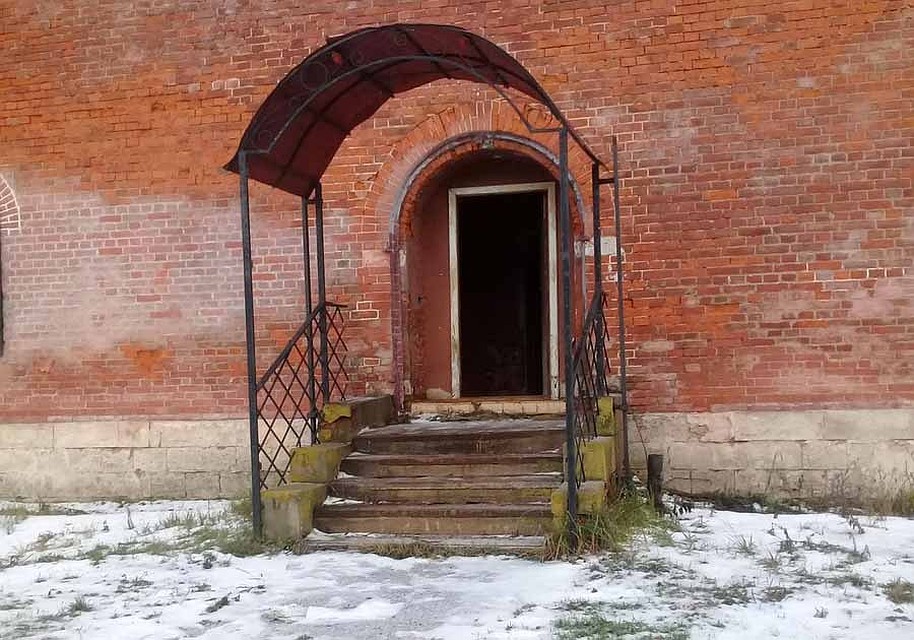 Взломана дверь в одну из башен крепостной стены в Смоленске. ФОТО: twitter.com