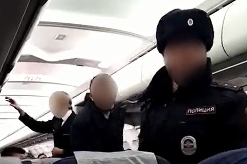 Дебоширов скрутили полицейские.