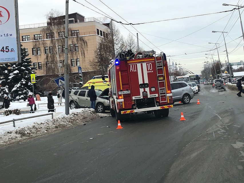 В центре Омска лоб в лоб столкнулись две легковушки