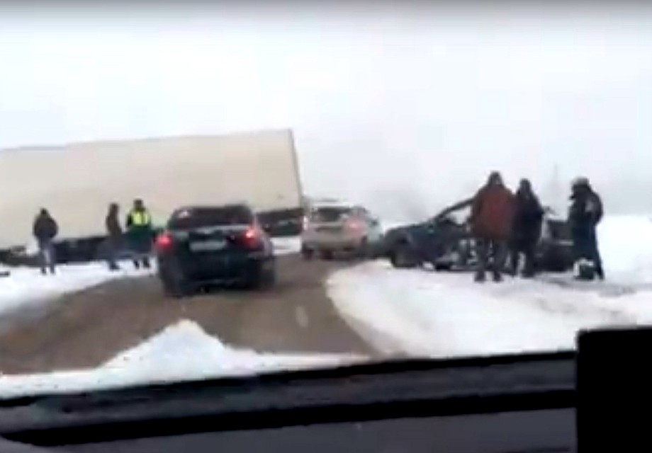 От удара переднюю часть легковушки смяло практически полностью. Фото: скрин с видео ВК, паблик "Ростов Главный"
