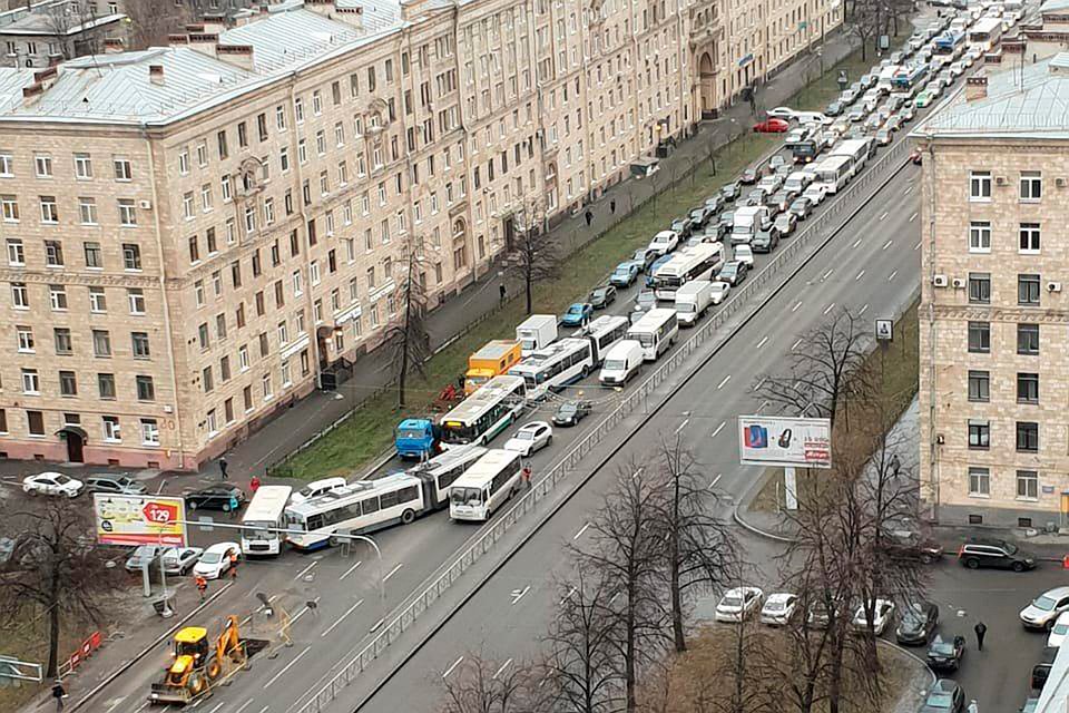 ДТП с троллейбусом и двумя маршрутками полностью перекрыло движение по Ленинскому проспекту.