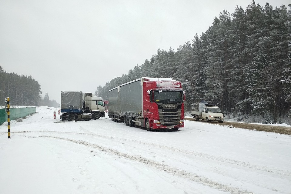 Из-за аварии была перекрыта одна полоса трассы. Фото: ГАИ Гродно.