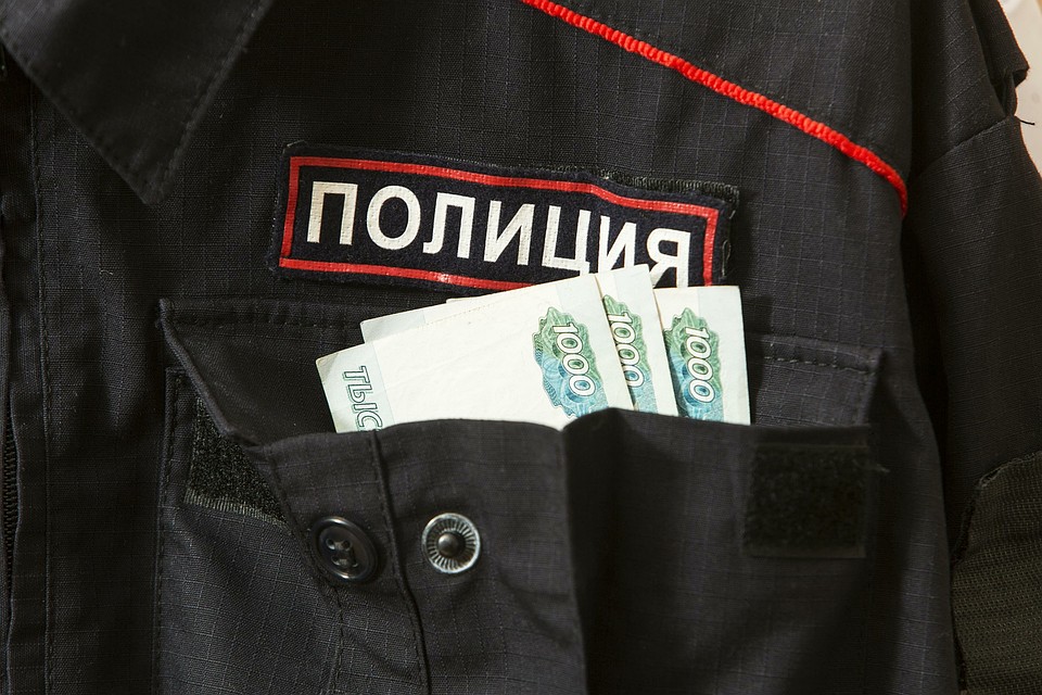 В Москве задержали за взятку двух полицейских