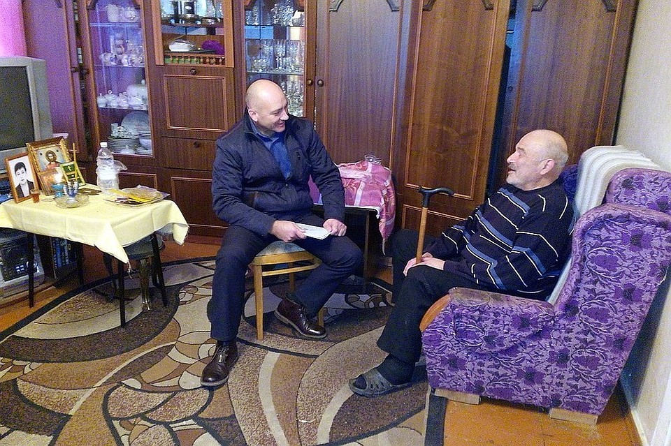 Не взирая на заверения властей о поддержке пенсионеров, газ все-таки отключили. На фото: Владимир Елютин и Сергей Николаевский на 10 день после смерти его супруги.