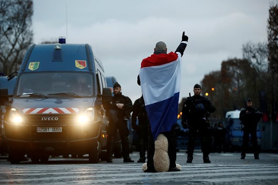 Перед протестами «желтых жилетов» в Париже задержали 300 человек