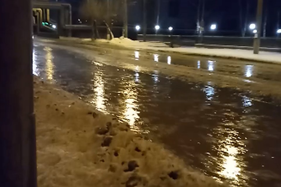 На улице Луганской настоящий потоп: с утра по проезжей части текут сточные воды. Фото: скриншот с видео