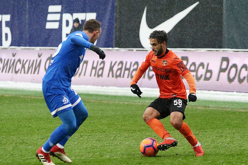 Футболисты играли под снегом на стадионе «Арена Химки»