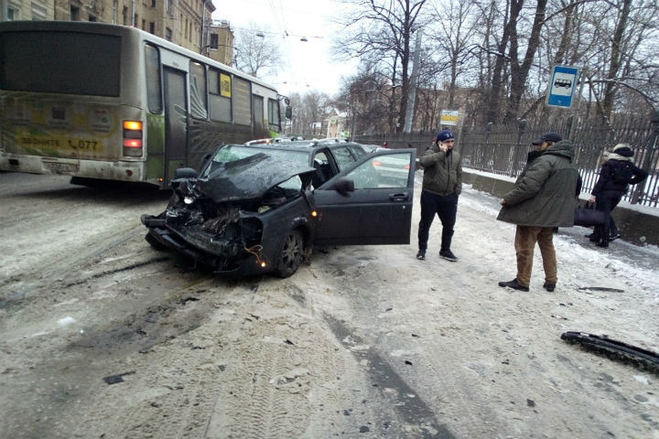 Фотография с места аварии. Фото: группа "ДТП и ЧП" "ВКонтакте".