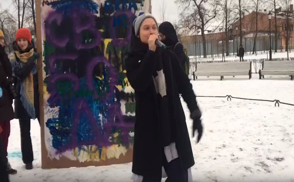 Во время акции активистки читали рэп. Фото: скриншот видео.