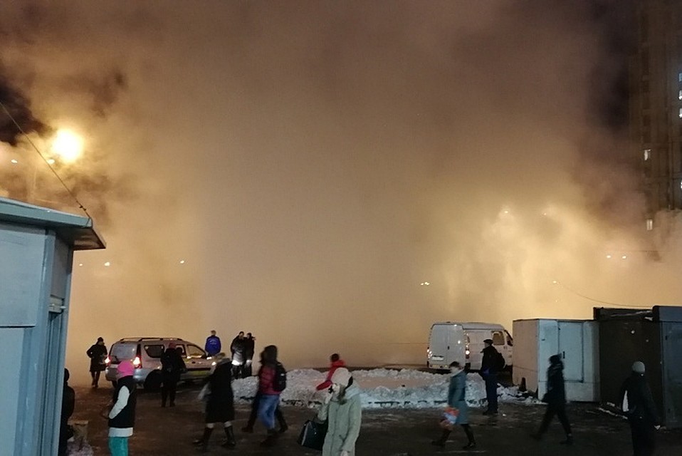 На Гражданском проспекте из-за прорыва трубы тротуары и дороги залило кипятком. Фото: vk.com/spb_today