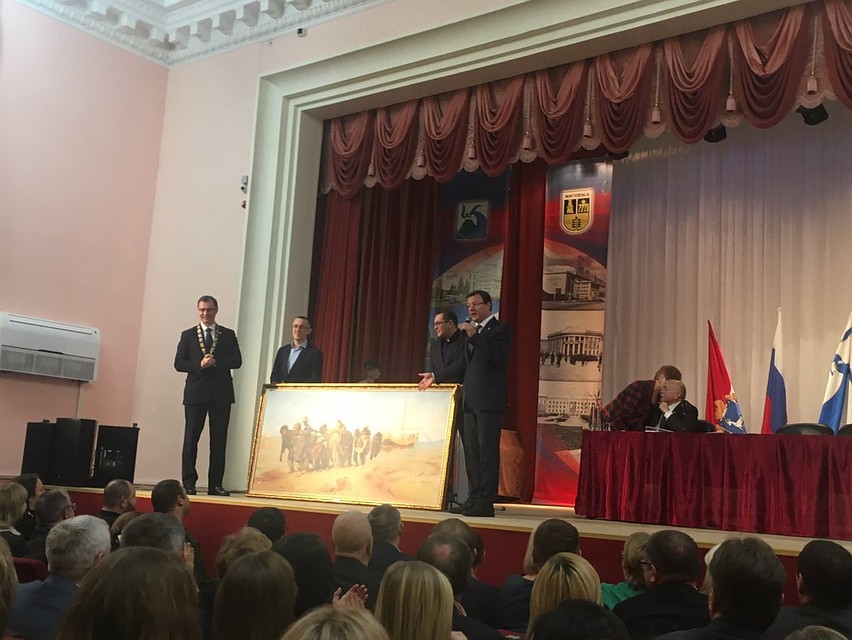 Дмитрию Холину на иннаугурации подарили картину