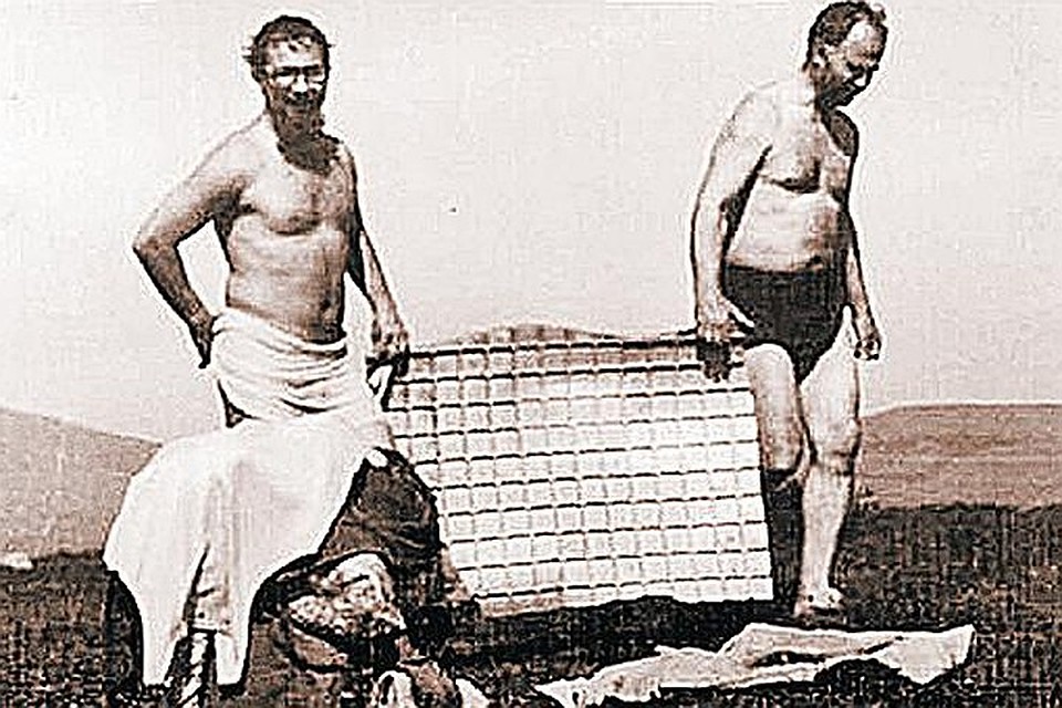 Туристы Александр Дуньков (слева) и его друг впервые обнаружили загадочную находку на перевале в 1985 году.