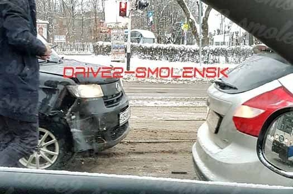 ДТП в центре Смоленска парализовало движение трамваев. ФОТО: drive2_smolensk