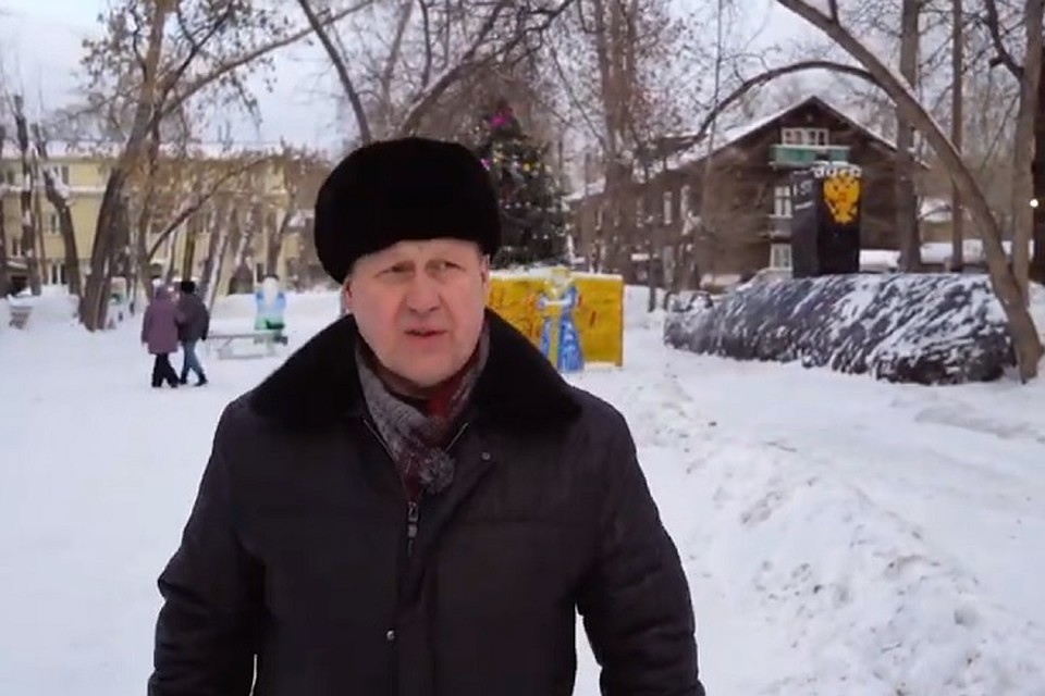 Анатолий Локоть прогулялся по двору улицы Костычева, где жители сделали необычные городок и слепили забавные фигурки из снега, и даже огромную подводную лодку. Фото: скриншот видео