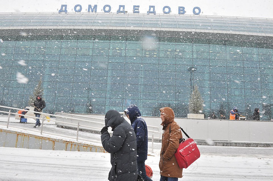 Несколько человек не смогли вылететь домой. Им продали фальшивые билеты.