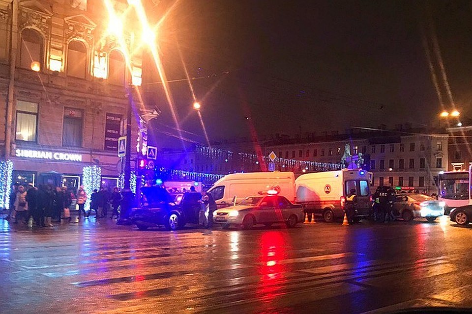 У Аничкова моста "Мерседес" влетел в толпу пешеходов. Фото: vk.com/spb_today