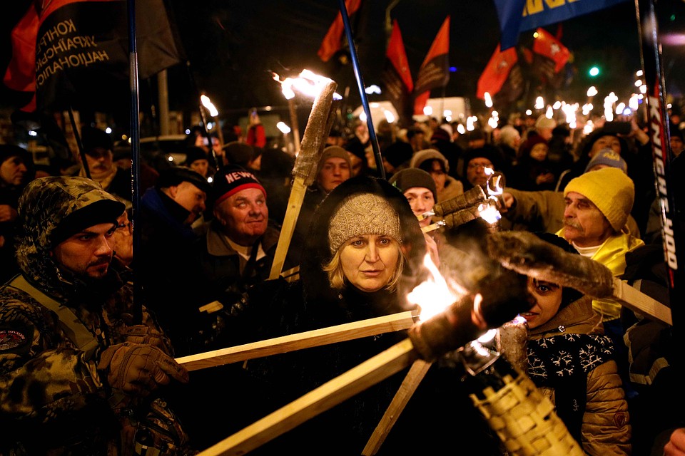 Активисты украинских националистических партий держат факелы