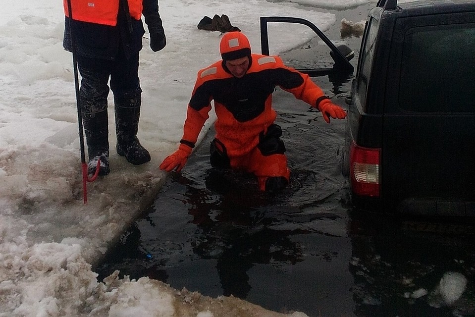Внедорожник провалился под лед на реке Воронеж