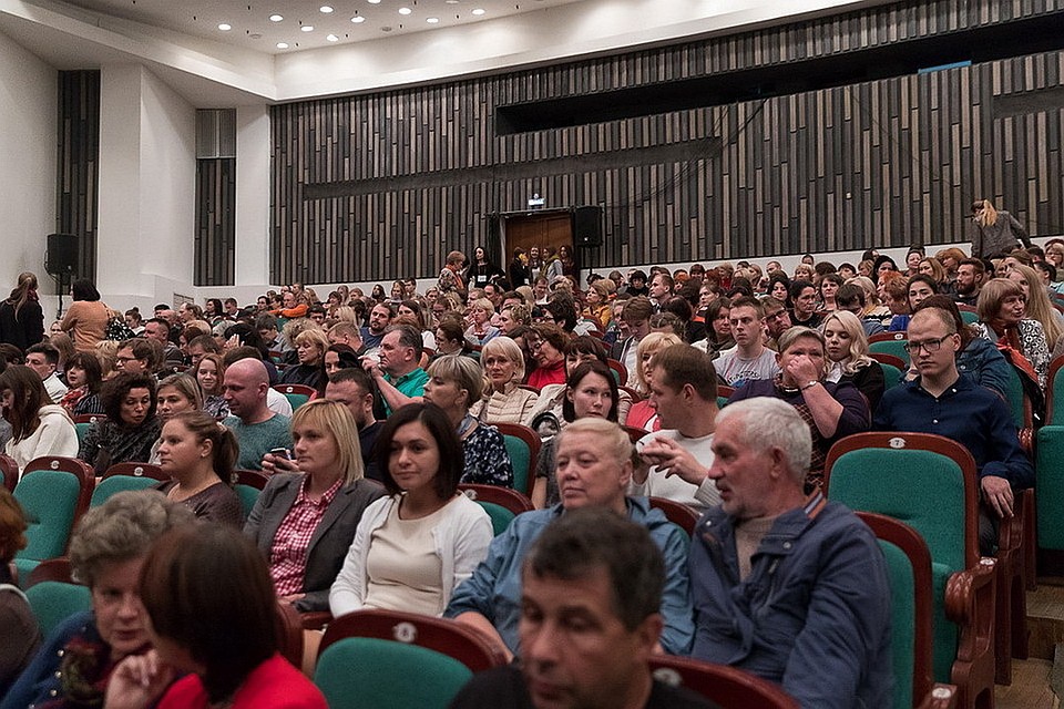 В Псковской областной филармонии состоится новогодний концерт Сергея Дроботенко.