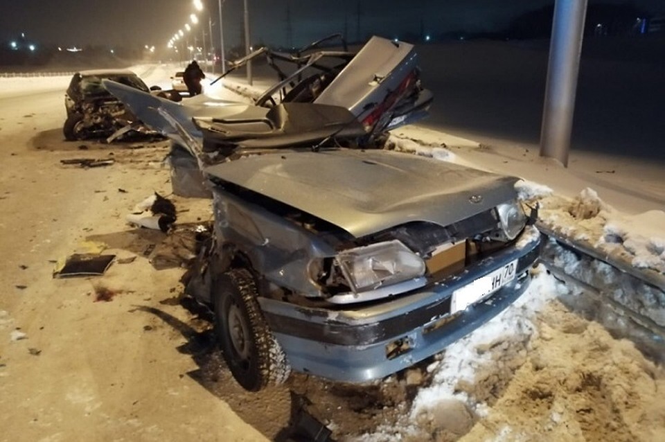 Автомобиль от удара разлетелся на части. Фото: ГУ МВД по НСО