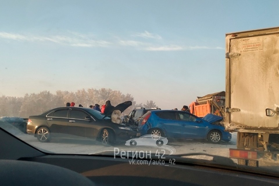 Массовое ДТП под Киселевском. Фото: vk.com, "Регион 42"