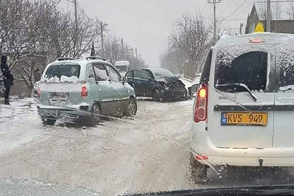 Один из автомобилей превратился в груду металла