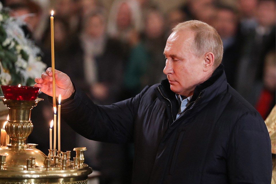Владимир Путин во время праздничного богослужения по случаю Рождества Христова в Спасо-Преображенском соборе. Фото: Александр Демьянчук/ТАСС